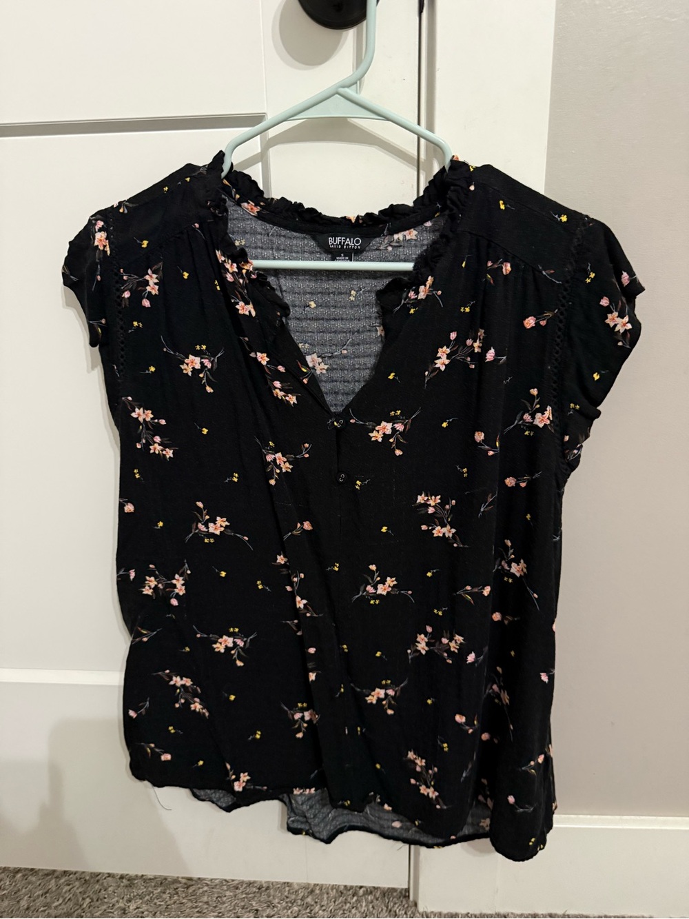 Buffalo David Bitton Black Floral Cap-Sleeve Blouse